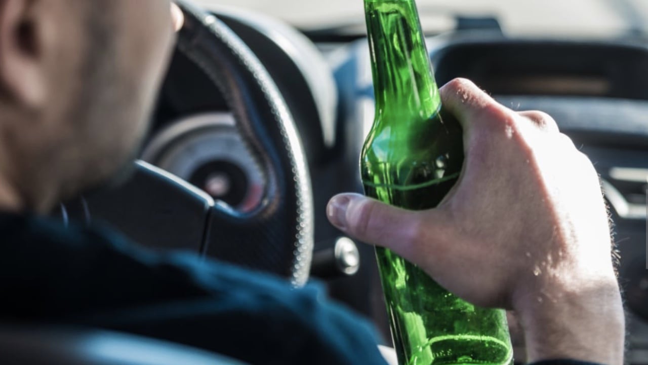 El borracho había acudido a una comisaría a denunciar el supuesto robo del carro, y terminó después convirtiéndose en el responsable del hurto de una patrulla policial para llegar a su casa.