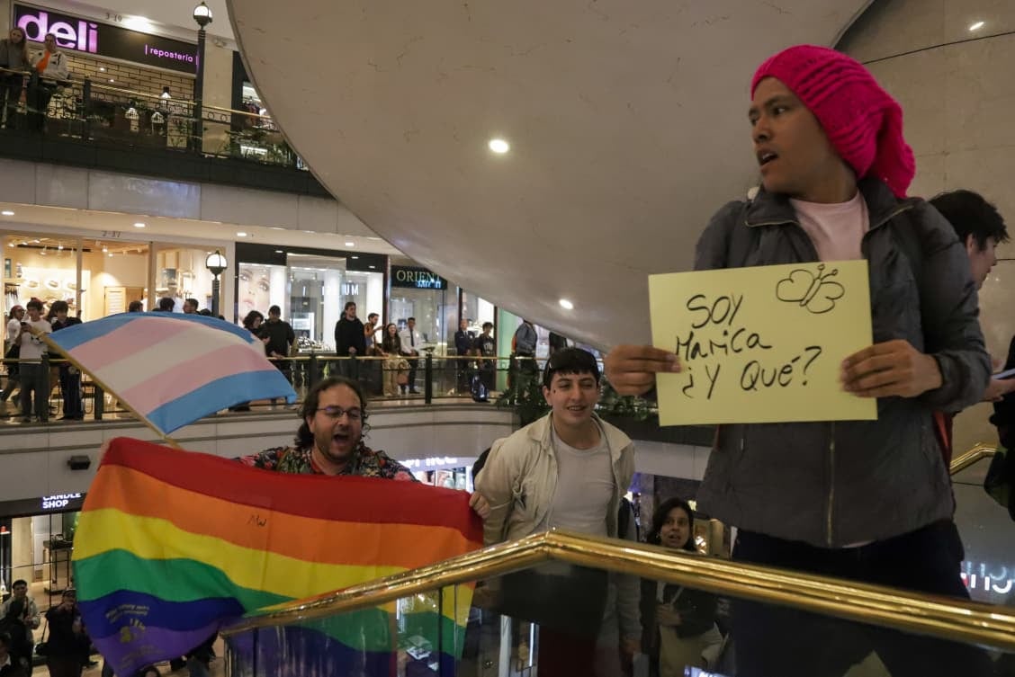 Manifestantes de la comunidad LGTBIQ+ en el Centro Comercial Andino.