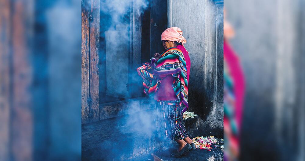 El mercado de Chichicastenango cubre las cuadras alrededor de la Iglesia de Santo Tomás. Además de huipiles, artesanías, velas, frutas y verduras, se pueden conseguir flores. Las personas que las venden se reparten en los 18 escalones que separan la iglesia de la plaza central y que a su vez representan los 18 meses del calendario solar maya.