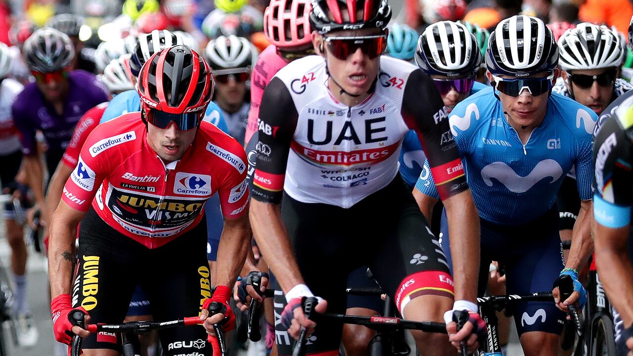 ESPINOSA DE LOS MONTEROS, ESPAÑA - 16 DE AGOSTO: (LR) Primoz Roglic de Eslovenia y Team Jumbo - Camiseta de líder rojo Visma y Miguel Ángel López Moreno de Colombia y Movistar Team compiten durante la 76a Vuelta a España 2021, Etapa 3 a 202,8km etapa de Santo Domingo de Silos a Espinosa de los Monteros - Picón Blanco 1485m / @lavuelta / # LaVuelta21 / #CapitalMundialdelCiclismo / el 16 de agosto de 2021 en Espinosa de los Monteros, España. (Foto de Gonzalo Arroyo Moreno / Getty Images)