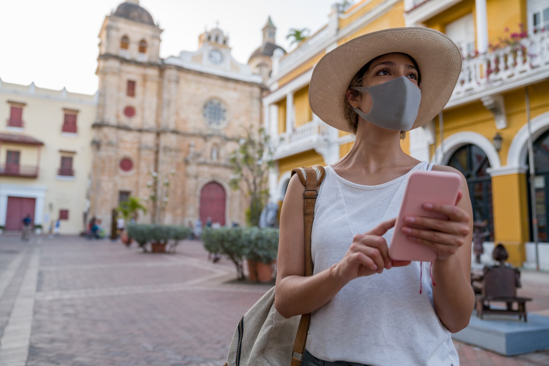 Una turista portando tapabocas camina por Cartagena de Indias (Colombia)