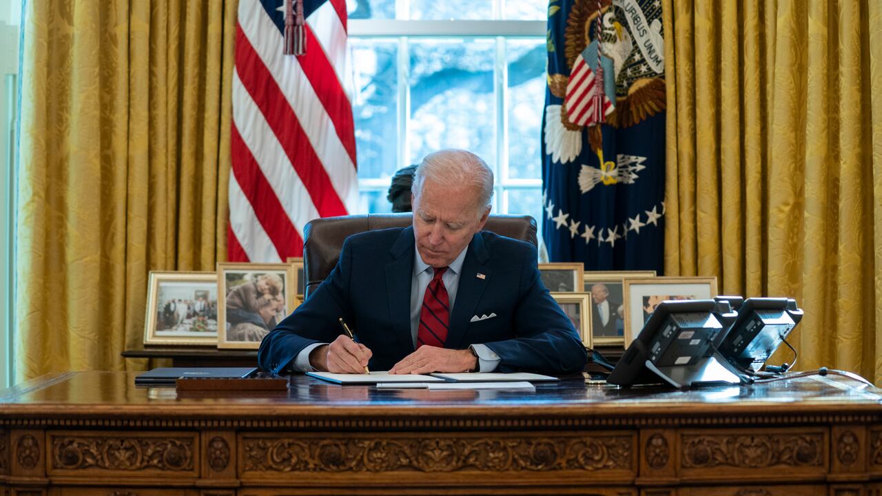 Presidente Joe Biden firmando una serie de órdenes ejecutivas sobre atención médica, en la oficina Oval de la Casa Blanca en Washington. (AP Foto/Evan Vucci, Archivo)