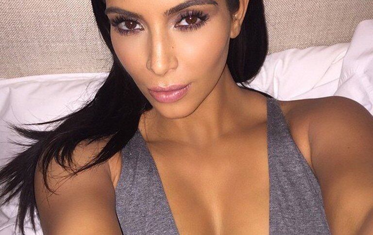 En 2010 Kim Kardashian se casó con Thomas Damon, desde entonces él empezó a abusar de ella. Ahora está casada con el cantante de rap Kanye West.