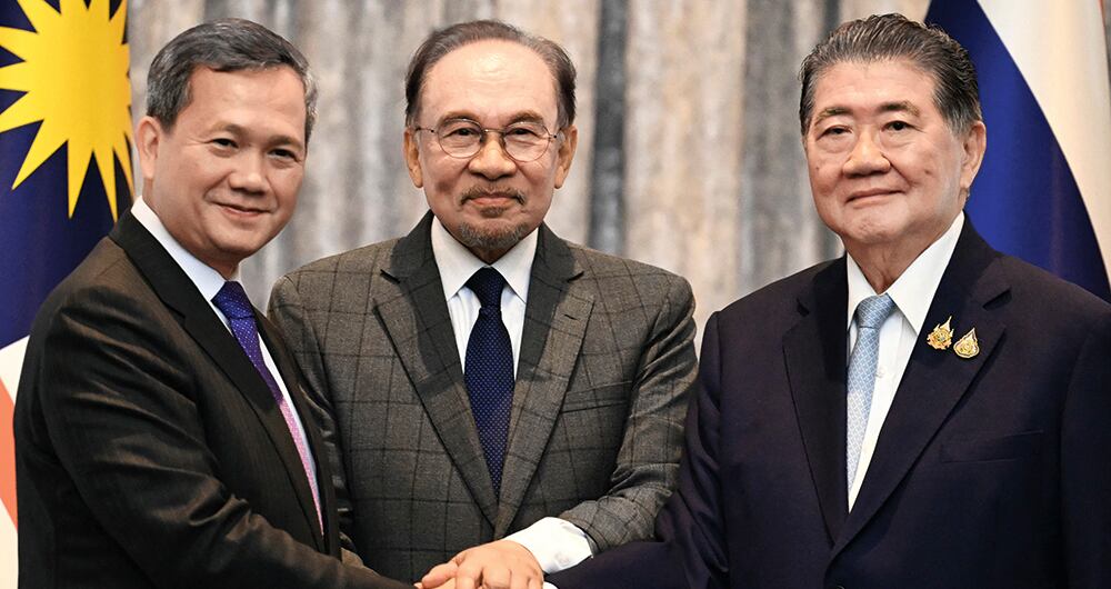  Representantes de ambos bandos fueron fotografiados sonrientes con el viceministro chino Sun Weidong en Shanghái