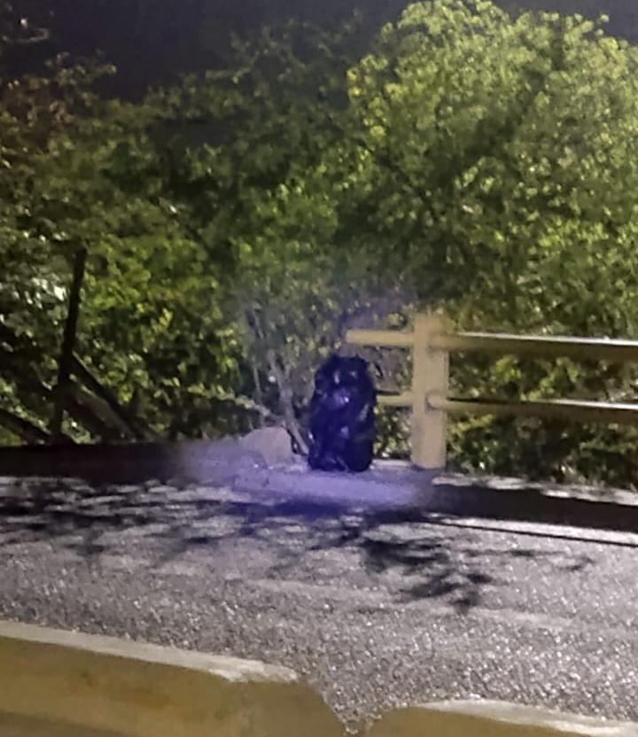 Policía verifica este paquete en el puente de la Cordialidad en Barranquilla.