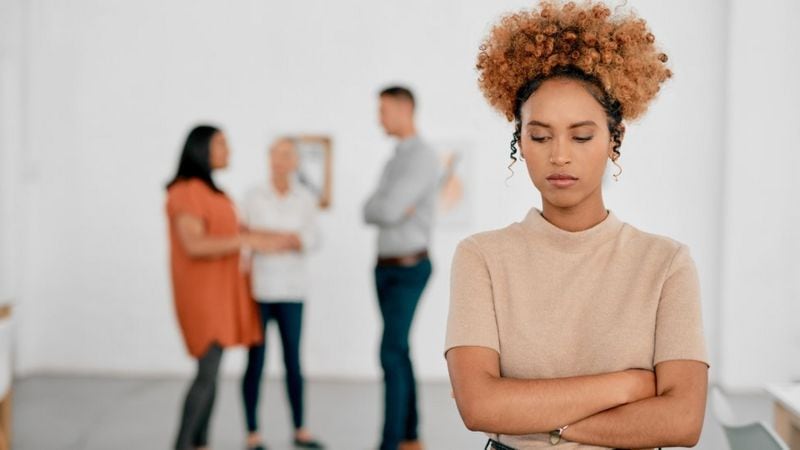 El mal comportamiento de un jefe puede ser difícil de manera con la falta de interacción social.