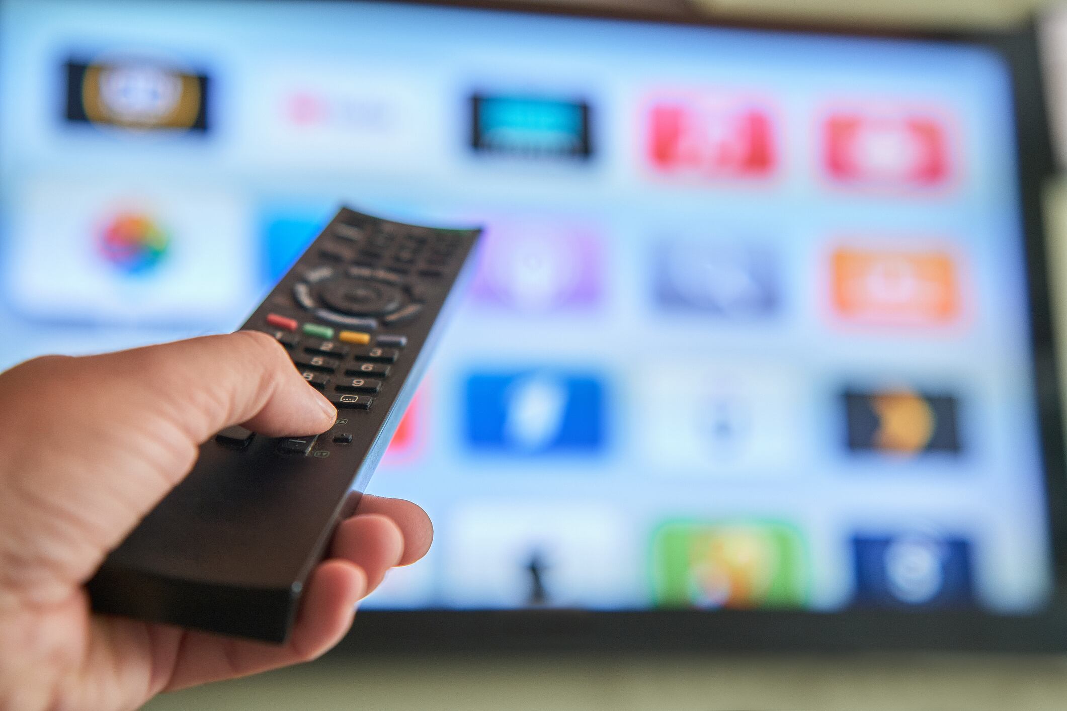 Modificar el brillo en los ajustes del televisor puede evitar que la pantalla se oscurezca sola.