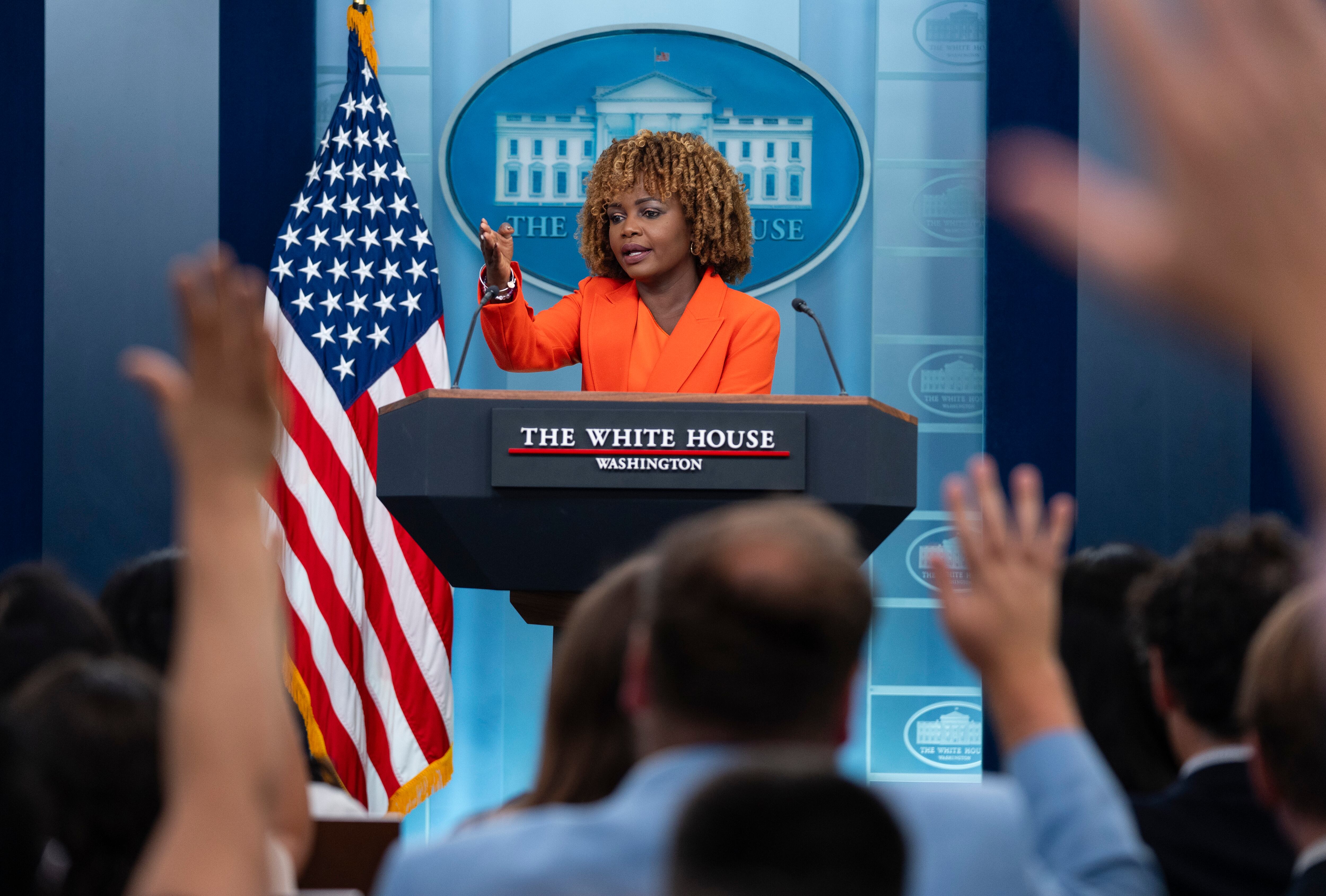La secretaria de prensa de la Casa Blanca, Karine Jean-Pierre, habla durante una rueda de prensa en la Casa Blanca, el martes 30 de julio de 2024, en Washington. (Foto AP/Evan Vucci)