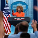 La secretaria de prensa de la Casa Blanca, Karine Jean-Pierre, habla durante una rueda de prensa en la Casa Blanca, el martes 30 de julio de 2024, en Washington. (Foto AP/Evan Vucci)