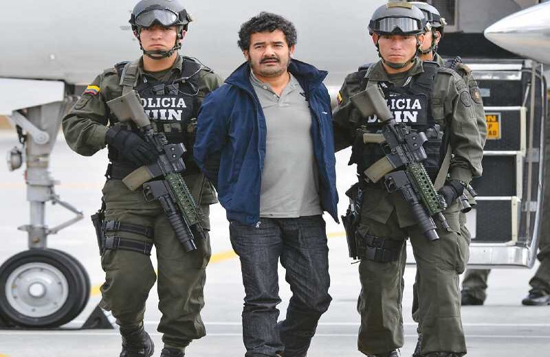 El nuevo botín:  El viernes, un juez especializado de Bogotá avaló el preacuerdo entre la Fiscalía y Diego Pérez Henao, alias Diego Rastrojo, ex máximo cabecilla de la banda criminal de ese nombre detenido en Estados Unidos. Entre lo pactado está la entrega de su finca en el norte del Valle del Cauca, entre Roldanillo, La Unión y El Dovio, valorada en cerca de 10.000 millones de pesos. Esta no sería subastada, sino usada directamente para reparar a las víctimas. ¿A dónde va el dinero?: Los ingresos de las subastas que llevará a cabo la Sociedad de Activos Especiales (SAE) se repartirán así: 25 por ciento para la Rama Judicial, 25 para la Fiscalía y el 50 restante para el gobierno nacional.