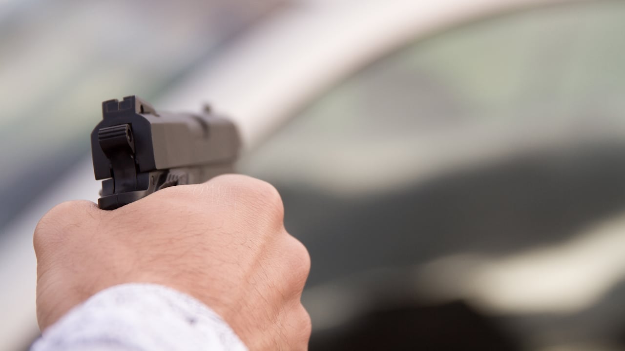 Jóvenes acorralaron a un motociclista y con arma de fuego lo bajaron del vehículo para robarlo. Imagen de referencia