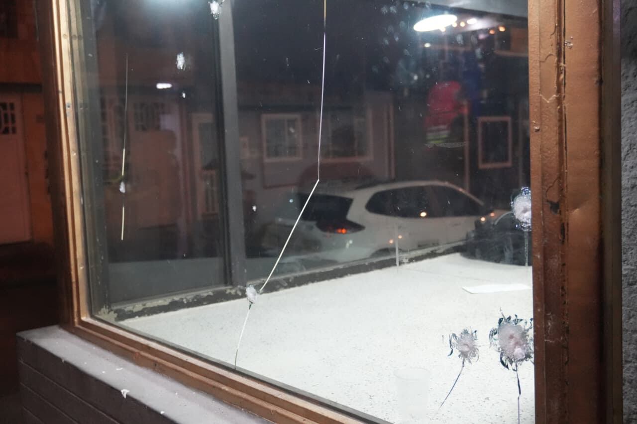 Las esquirlas golpearon las ventanas del CAI