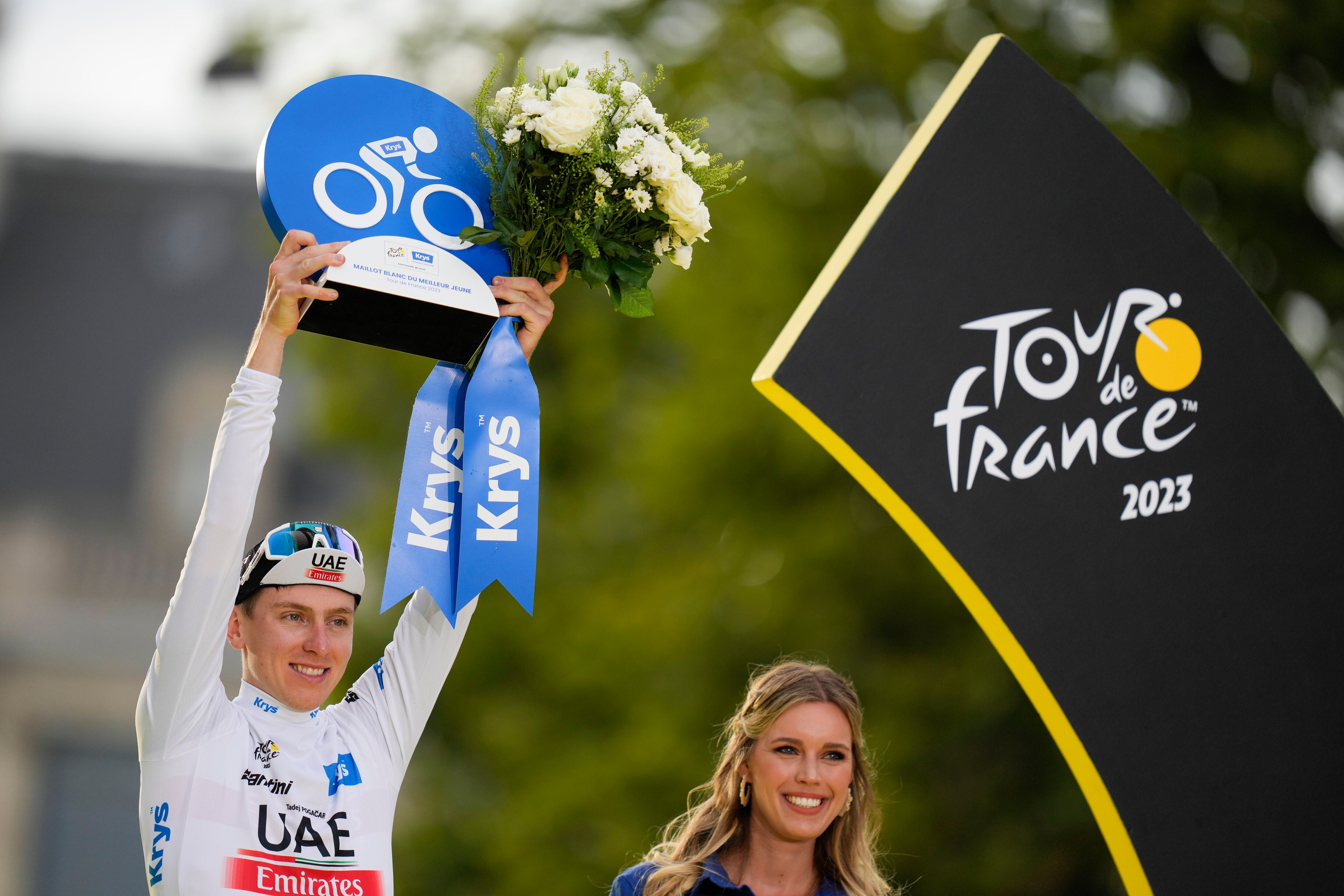 El esloveno Tadej Pogacar, vestido con la camiseta blanca de mejor ciclista joven, celebra en el podio después de la vigésima primera etapa de la carrera ciclista del Tour de Francia de más de 115 kilómetros (71,5 millas) con inicio en Saint-Quentin-en-Yvelines y final en la avenida de los Campos Elíseos en París, Francia, el domingo 23 de julio de 2023. (AP Foto/Thibault Camus)