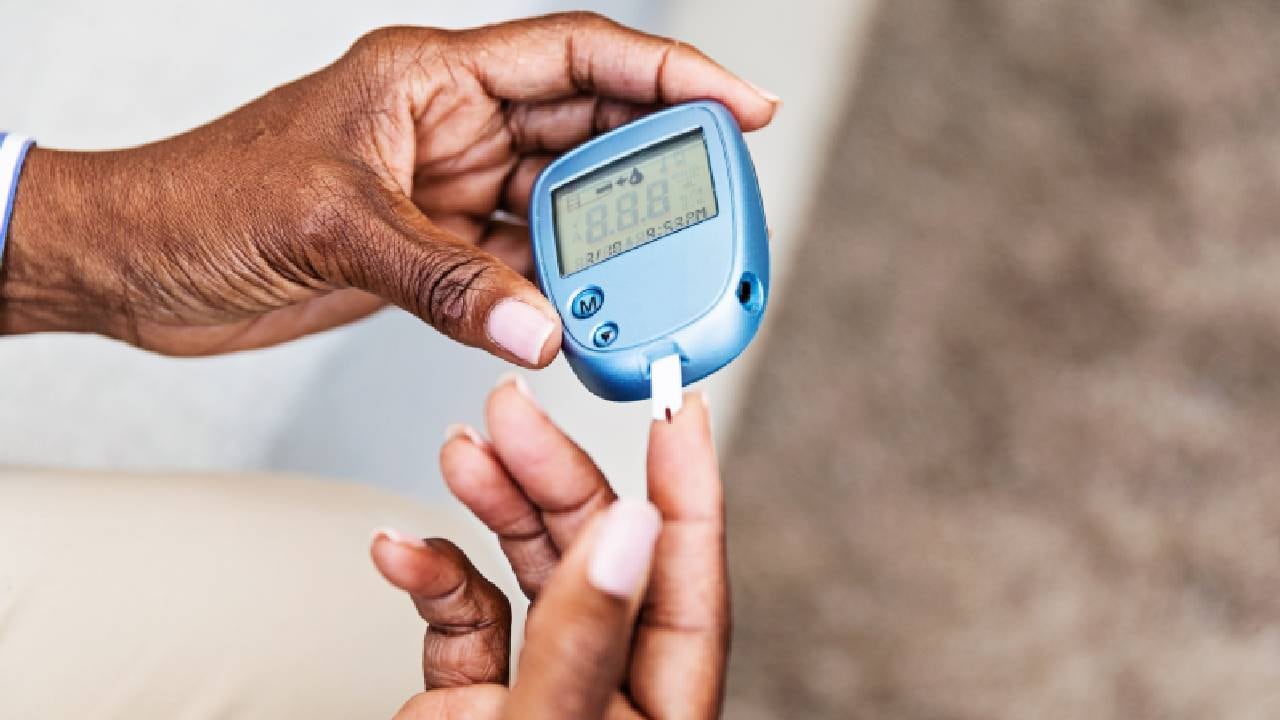 Expertos recomiendan mantener una dieta balanceada para regular los niveles de glucosa. Foto: Getty images.