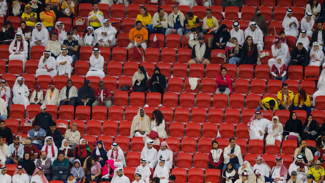 Los seguidores asisten al partido de fútbol del Grupo A de la Copa Mundial Qatar 2022 entre Qatar y Ecuador en el estadio Al-Bayt en Al Khor, al norte de Doha, el 20 de noviembre de 2022. (Foto de Odd ANDERSEN / AFP)