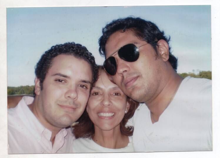 Jugar a los políticos siempre fue una de las actividades favoritas de Iván, así que invitaba a sus hermanos a imitar los discursos de los mandatarios del país e incluso de otros países. 