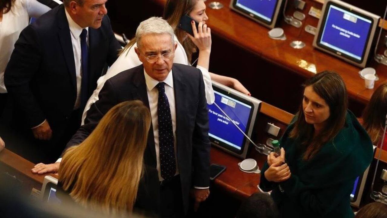 "A ella le ha tocado vivir muchas dificultades conmigo: atentados, amenazas y trifulcas en esta vida pública. Pero yo no tengo por ella sino amor profundo, pero le agradezco a Dios tenerla a ella de esposa", dice Uribe.