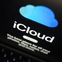 En esta ilustración fotográfica, la pantalla de inicio de sesión para la plataforma de almacenamiento en línea iCloud de Apple se muestra en la pantalla de una computadora portátil el 7 de febrero de 2025 en Londres, Inglaterra (Foto de Leon Neal/Getty Images)