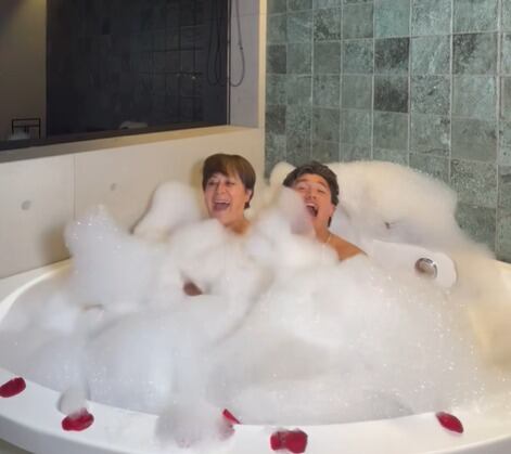 Alina y Jim en un jacuzzi con espuma.