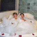 Alina y Jim en un jacuzzi con espuma.