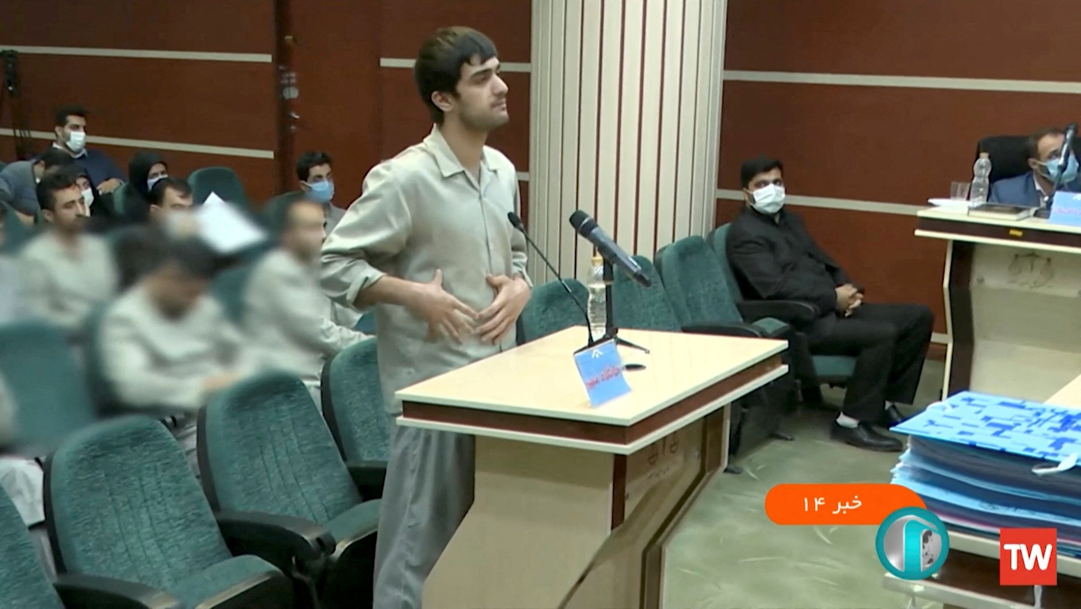 Mohammad-Mehdi Karami habla en una sala del tribunal antes de ser ejecutado en la horca, junto con Seyyed Mohammad Hosseini, por presuntamente matar a un miembro de las fuerzas de seguridad durante las protestas.