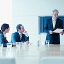 Gente de negocios reunida en la sala de conferencias