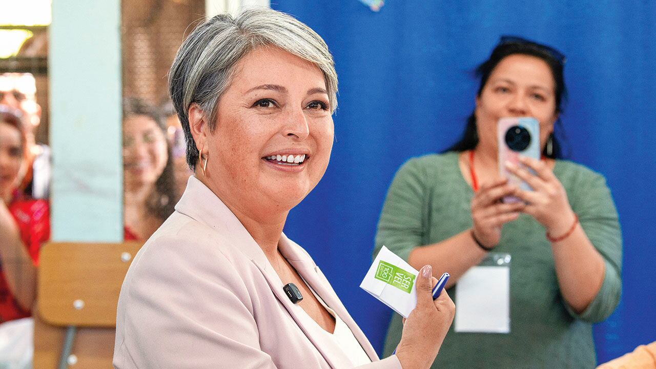 Jeannette Jara Candidata presidencial La exministra de Boric buscó en vano desmarcarse del Gobierno. Ahora parece ir rumbo a una derrota casi segura.