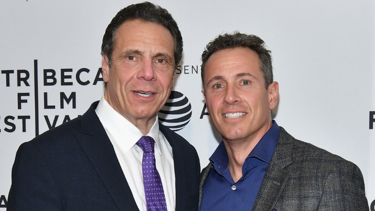 Andrew Cuomo, gobernador de Nueva York, y su hermano Chris Cuomo, presentador de CNN