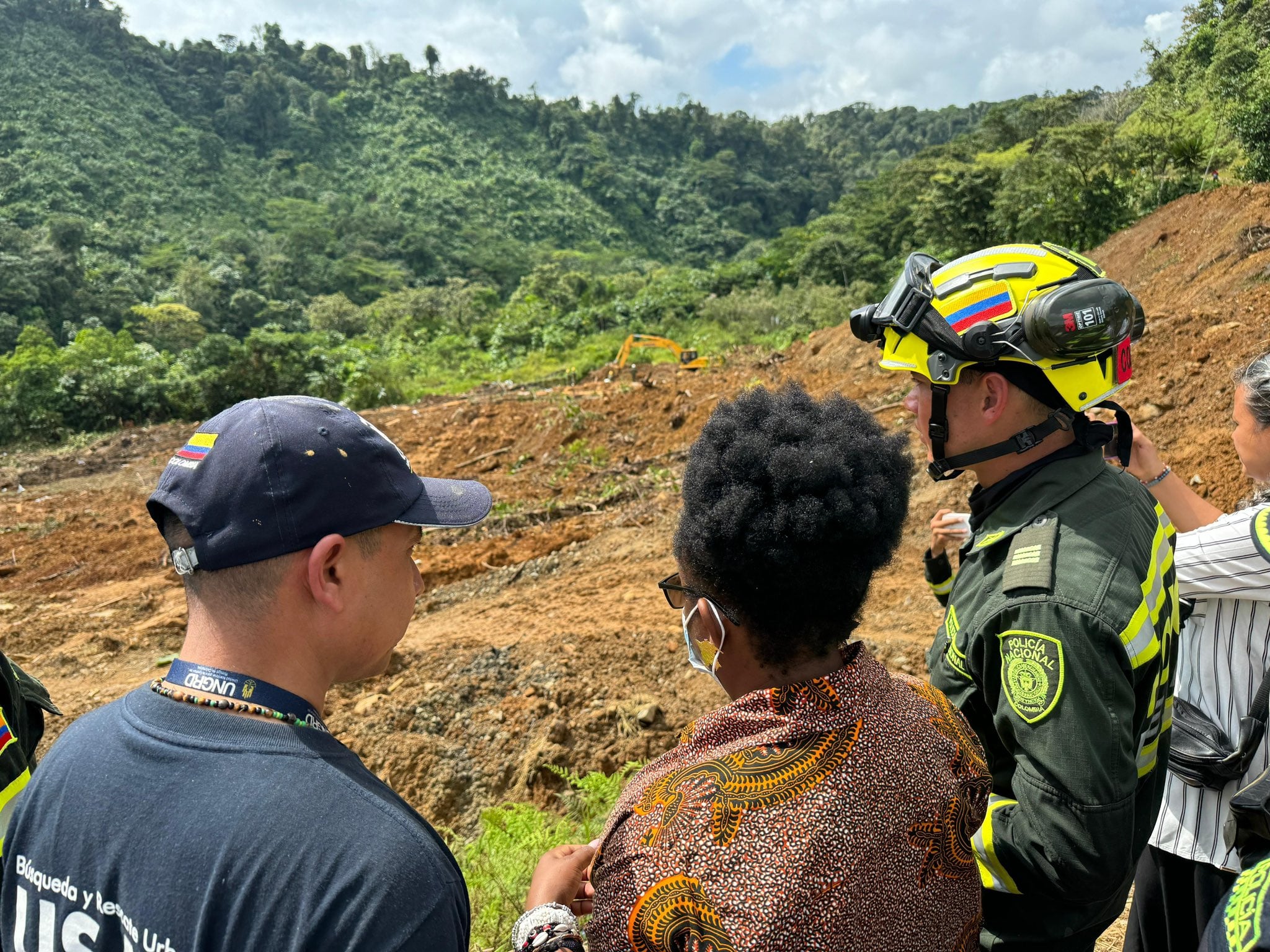 La Aeronáutica Civil informó este lunes que el gobierno evalúa medidas para promover la conectividad aérea de las comunidades afectadas por la emergencia presentada en la vía Medellín – Quibdó, que deja 39 muertos.