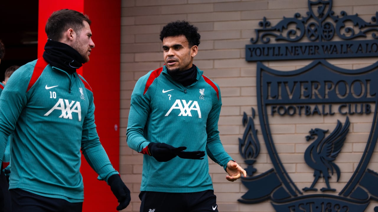 Mac Allister y Luis Díaz compartiendo en el Liverpool.