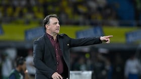 BARRANQUILLA, COLOMBIA - SEPTEMBER 04: Nestor Lorenzo, Head Coach of Colombia gives the team instructions during the South American FIFA World Cup 2026 Qualifier match between Colombia and Bolivia at Roberto Melendez Metropolitan Stadium on September 04, 2025 in Barranquilla, Colombia. (Photo by Gabriel Aponte/Getty Images) (Photo by Gabriel Aponte / Getty Images South America / Getty Images via AFP)