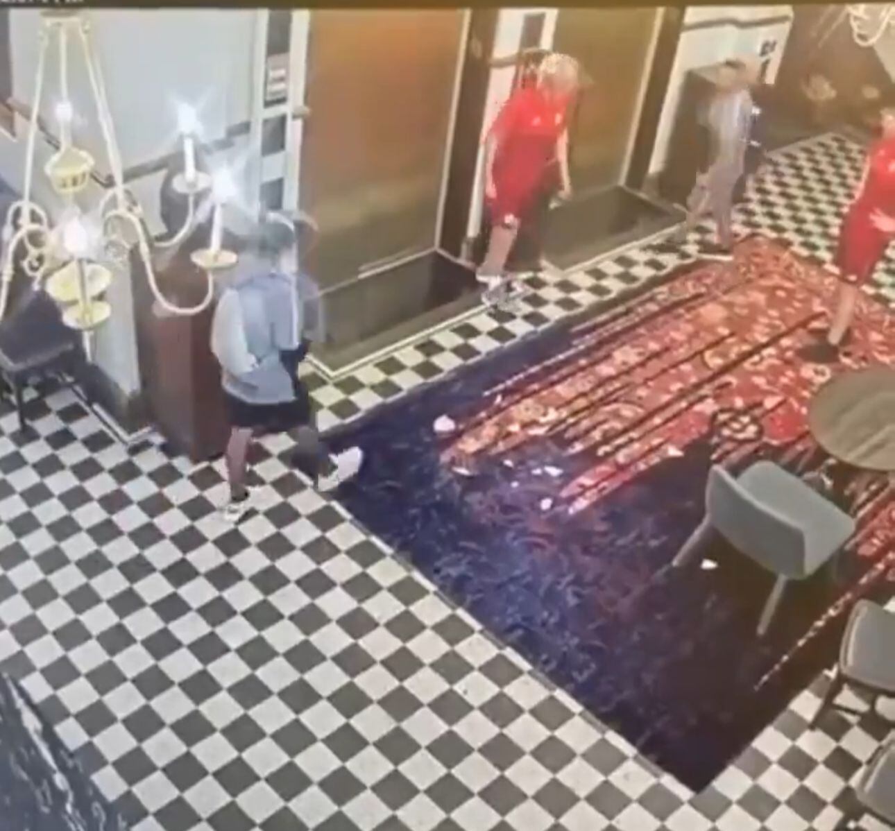 Aunque todos los informes son no oficiales, se sugiere que el valor del jarrón era de al menos $12,000 dólares.