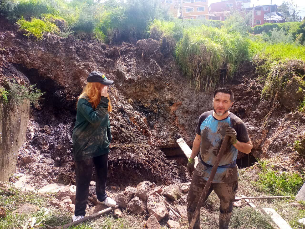 La comunidad del barrio San Martín de Porras, en la localidad de Chapinero, ha tenido que encargarse de remover el barro y los escombros.