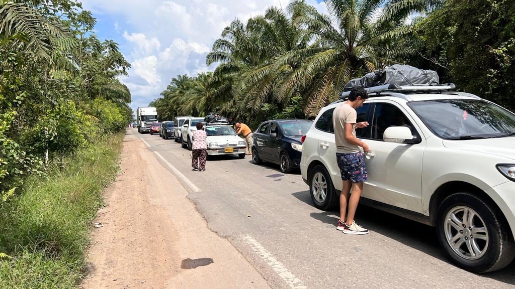 Este es el monumental trancón en la Ruta del Sol. Conductores en la vía La Lizama, advierten que llevan más de cinco horas detenidos por un bloqueo