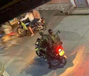 En la calle había personas circulando en moto y a pie y fueron abordadas por los guerrilleros