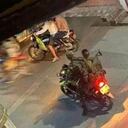 En la calle había personas circulando en moto y a pie y fueron abordadas por los guerrilleros