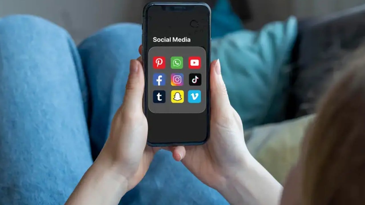 Una investigación encontró una asociación entre crear cuentas en redes sociales al inicio de la adolescencia y un menor desempeño en lengua y matemáticas, aunque no prueba que una cosa cause la otra.
