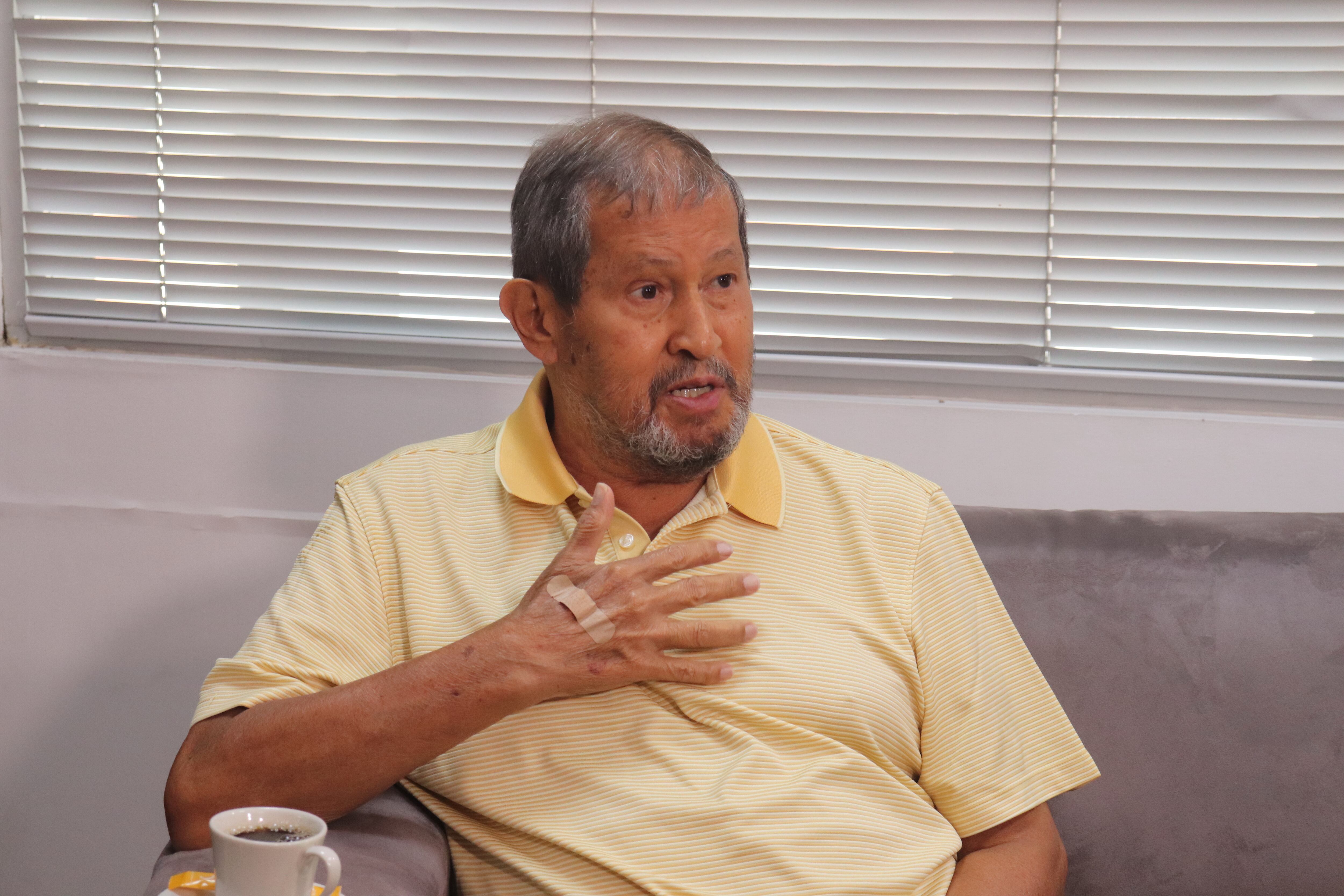 Angelino Garzón ex vice presidente de Colombia y ex ministro de trabajo en entrevistra con Diego Marínez Lloreda director de El País para el programa Al Banquillo con Martillo