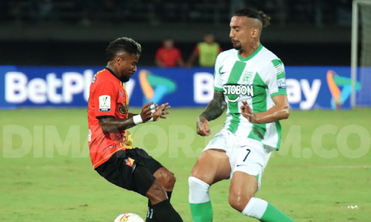 Yesus Cabrera y Francisco da Costa. Deportivo Pereira vs. Atlético Nacional. Foto: Dimayor.