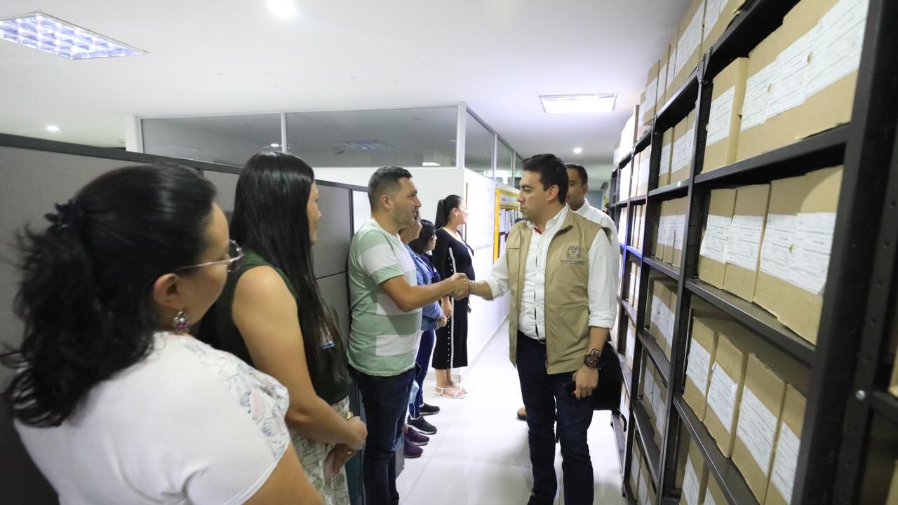 El registrador realiza diferentes visitas para garantizar la transparencia de la jornada electoral. Foto: Registraduría
