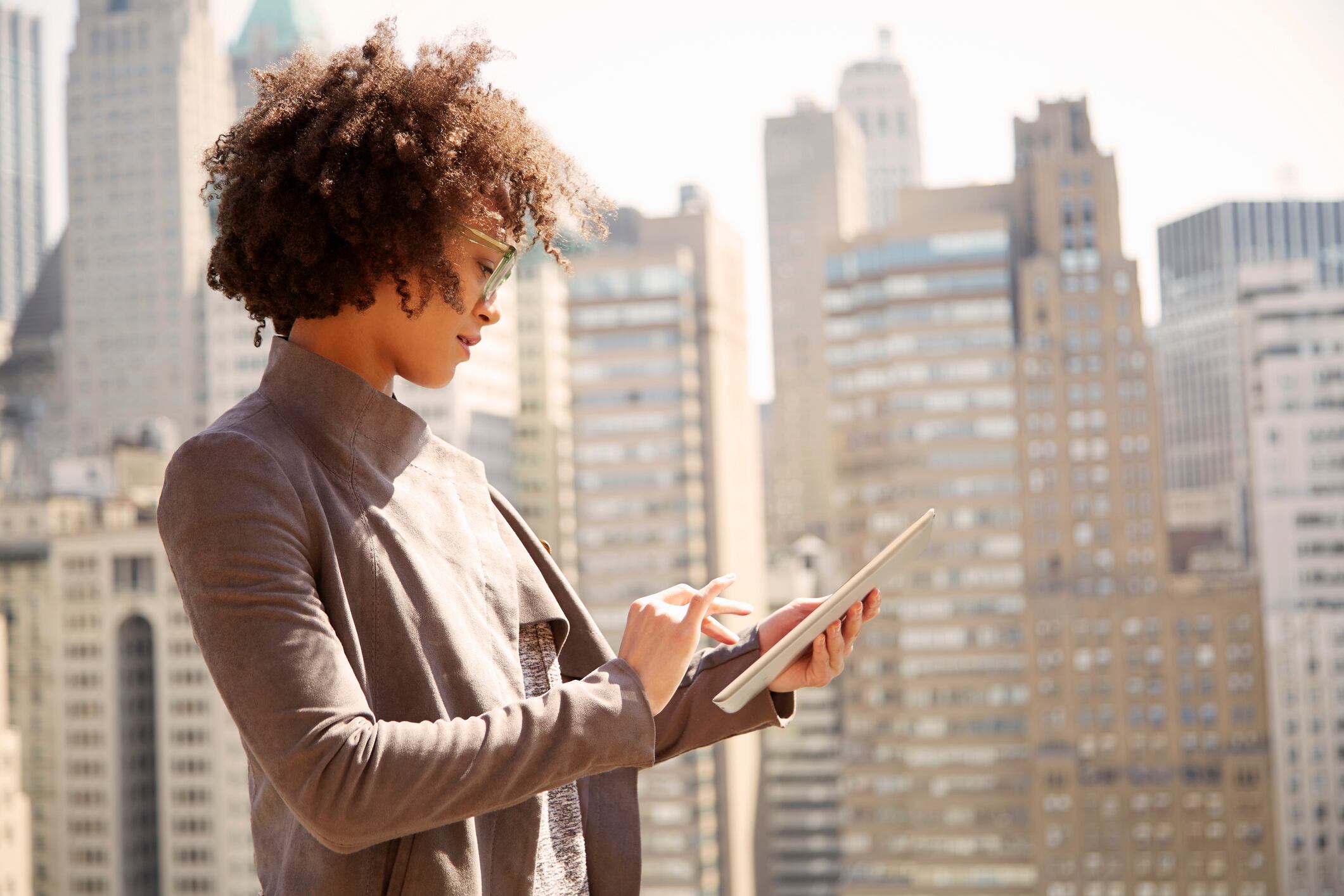 Nueva York anuncia una nueva oferta de empleo con sueldos semanales de $300 para personas que hablan español, en un intento por abordar las necesidades laborales específicas de esta comunidad diversa.