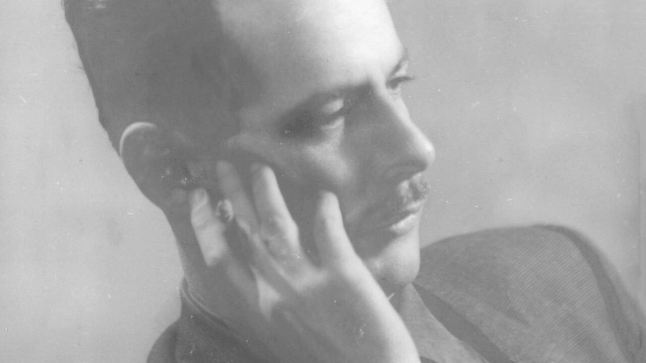 El novelista Carlos Esguerra Flórez, nació en enero de 1922. Como homenaje póstumo, se publica la segunda edición de su novela 'Los cuervos tienen hambre'.