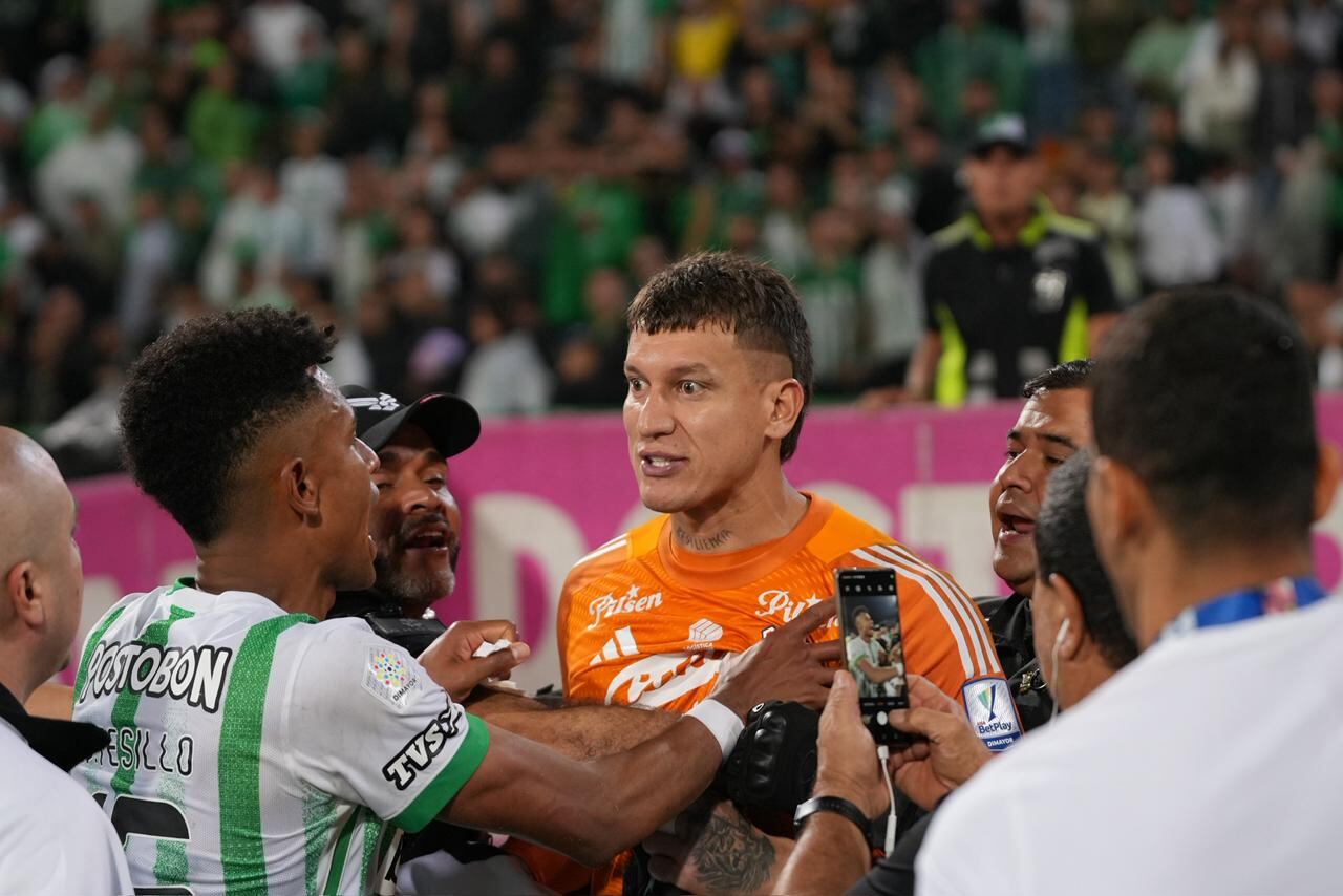 Washington Aguerre en medio de la pelea tras el clásico de Nacional vs. Medellín.