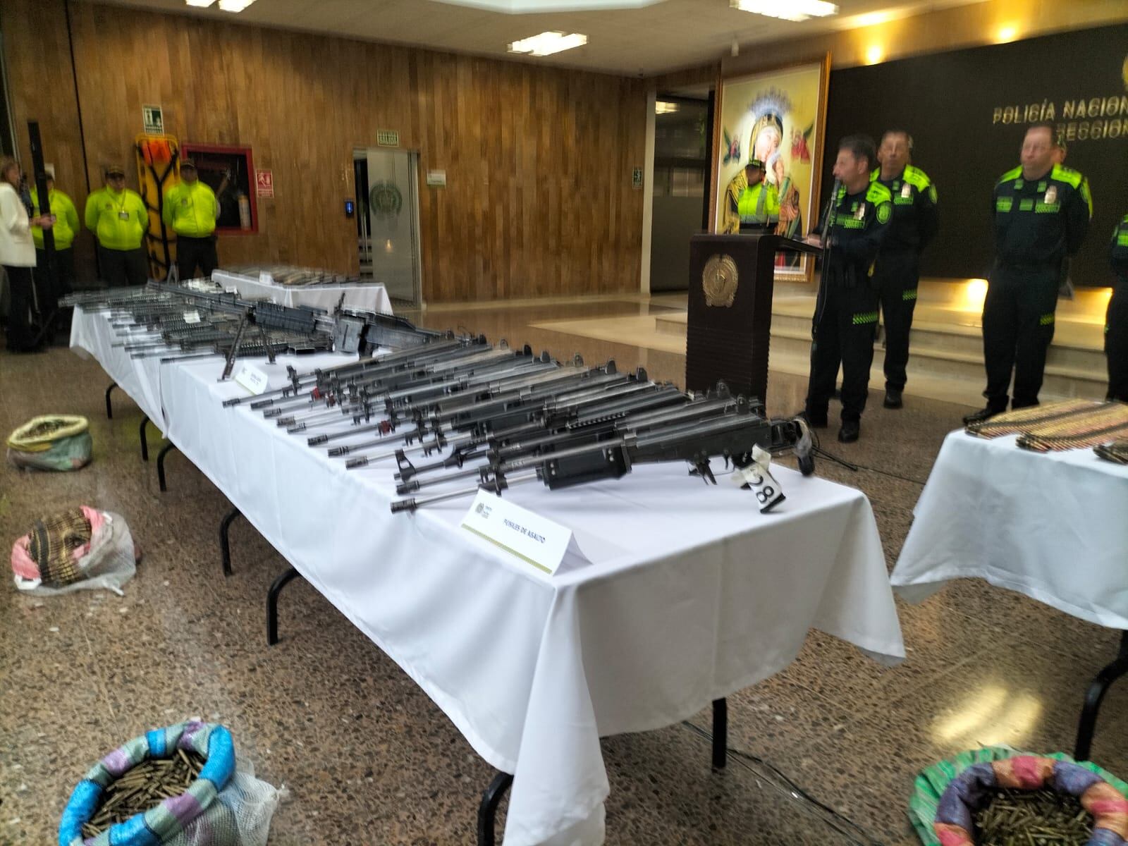 Arsenal decomisado a las disidencias de las Farc que buscan la paz total con el gobierno nacional.