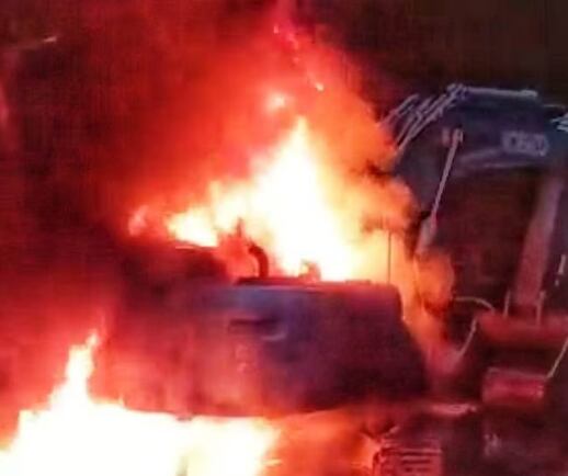 Disidentes de las Farc habrían incinerado maquinaría con la que están reparando la vía Panamericana en el Cauca.