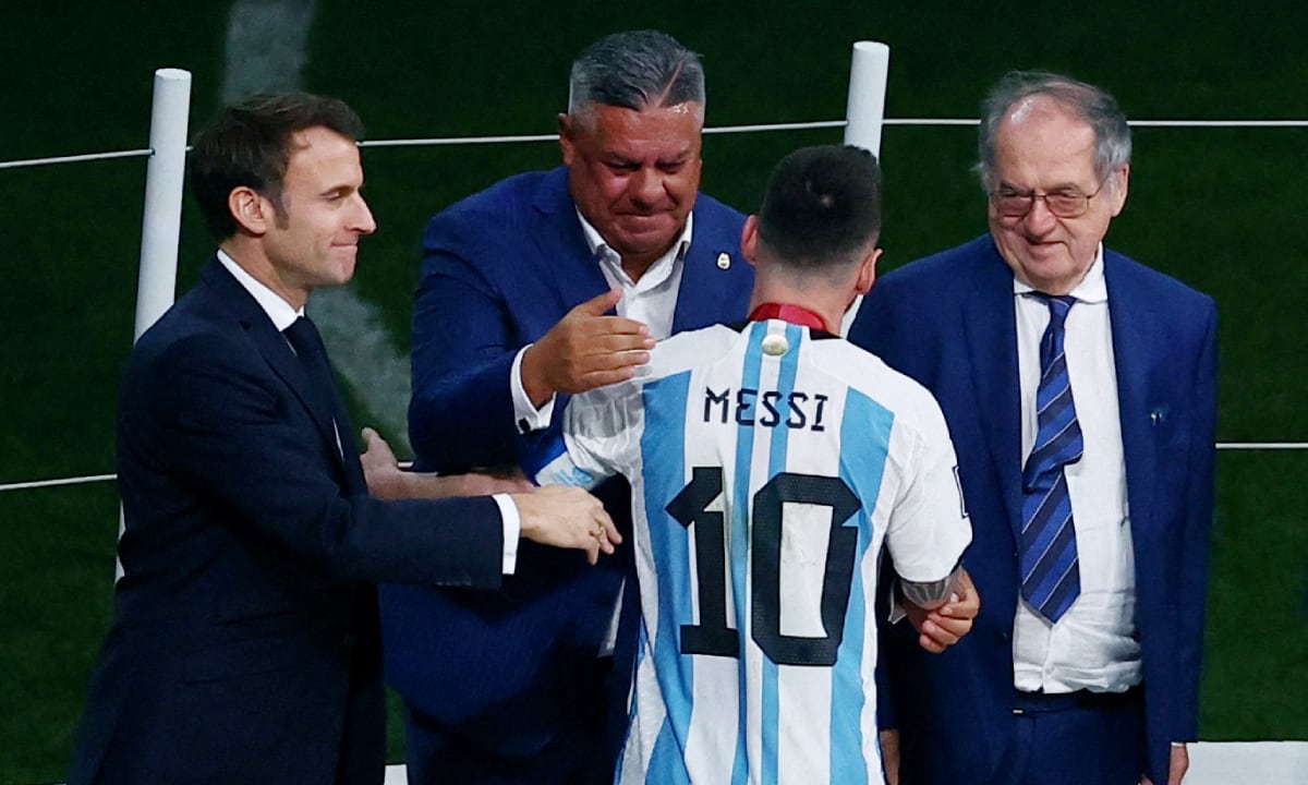 Soccer Football - FIFA World Cup Qatar 2022 - Final - Argentina v France - Lusail Stadium, Lusail, Qatar - December 18, 2022 Argentina's Lionel Messi with French President Emmanuel Macron, President of the Argentine Football Association Claudio Fabian Tapia and President of the French Football Federation Noel Le Graet after being presented with his medal for winning the World Cup REUTERS/Molly Darlington