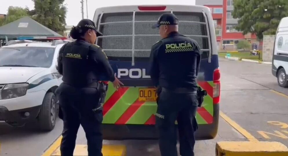 Delincuente con el brazalete electrónico, envuelto en papel aluminio, fue capturado en Bogotá. Estaba disfrazado de escolta.