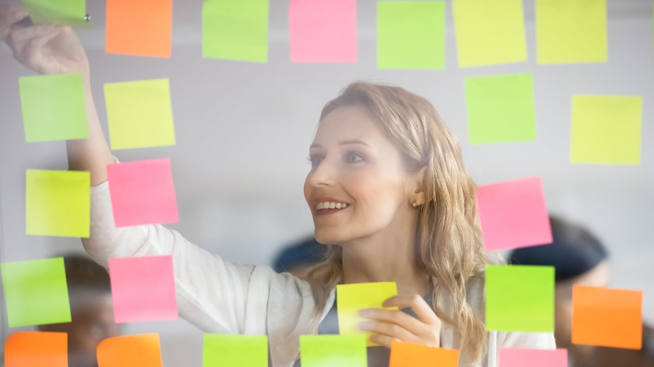 El adoptar hábitos atómicos puede hacer que un proceso personal sea más manejable y efectivo a largo plazo.