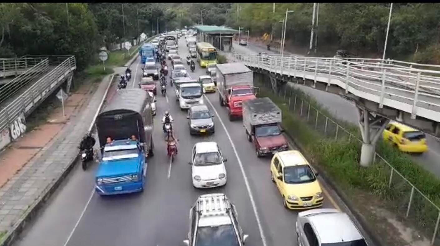 Trancón por la vía Bucaramanga-Floridablanca.