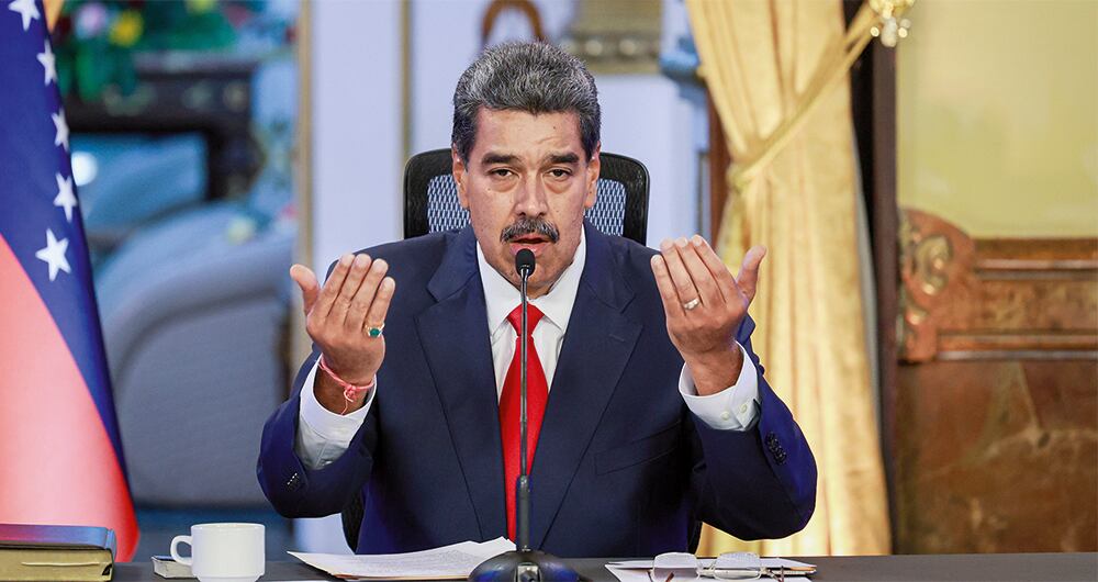 La salida de González le da aire a Maduro en medio de grandes presiones en su contra.